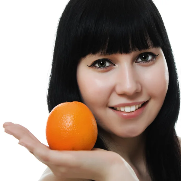 Retrato de uma mulher bonita, segurando uma laranja — Fotografia de Stock