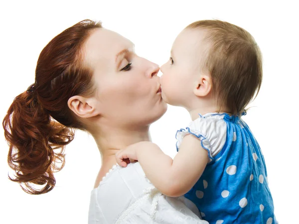 Мать целует свою дочь — стоковое фото