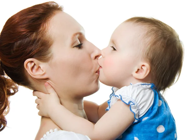 亲吻她的女儿的母亲 — 图库照片