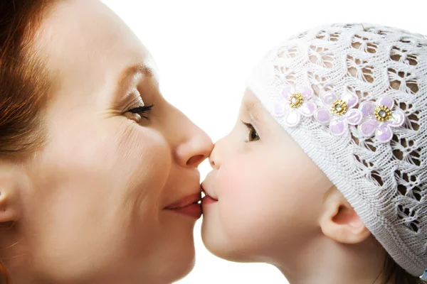 Mãe beijando sua filha — Fotografia de Stock