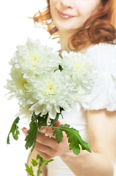 菊の花の花束を持つ少女. — ストック写真