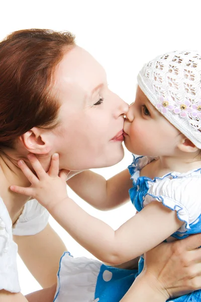 Mamma kysser hennes dotter — Stockfoto