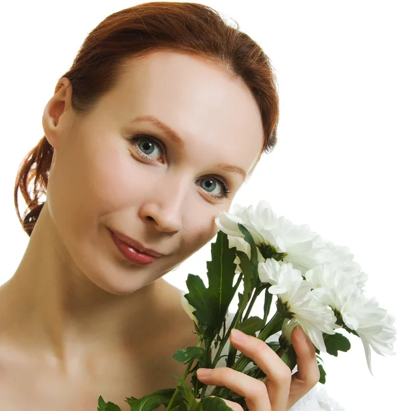 Flicka med en bukett av krysantemum. — Stockfoto
