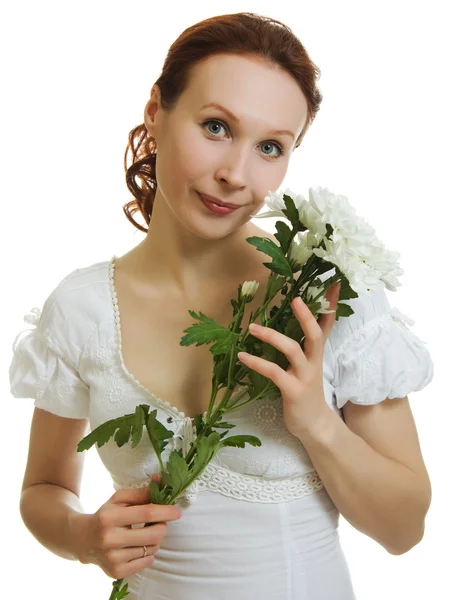 Mädchen mit einem Strauß Chrysanthemen. — Stockfoto