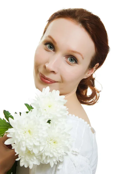 Flicka med en bukett av krysantemum. — Stockfoto