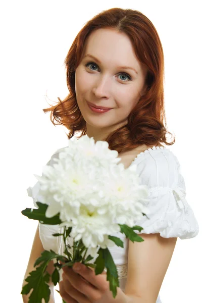 Retrato de una hermosa joven con flores sobre fondo blanco —  Fotos de Stock