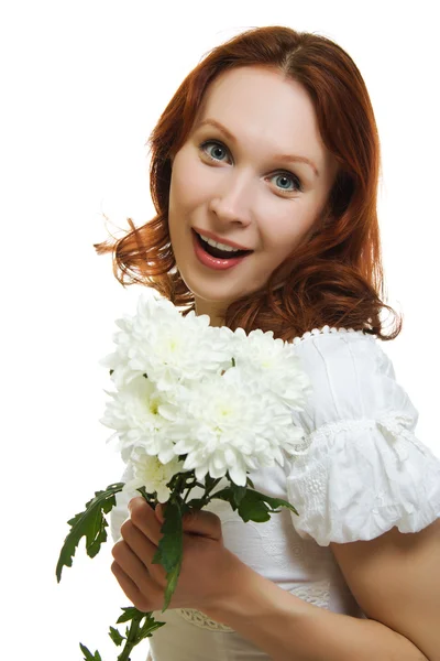 Porträt einer schönen jungen Frau mit Blumen auf weißem Hintergrund — Stockfoto