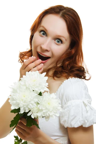 Portrét krásné mladé ženy s květy na bílém pozadí — Stock fotografie
