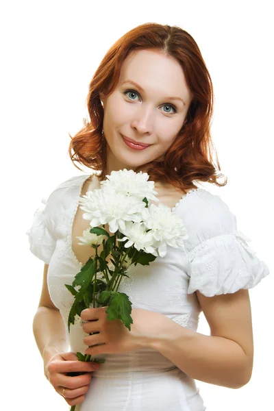 Πορτρέτο του όμορφη νεαρή γυναίκα με λουλούδια σε άσπρο φόντο — Φωτογραφία Αρχείου