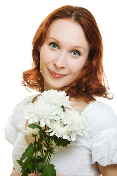 Portrait de belle jeune femme avec des fleurs sur fond blanc — Photo