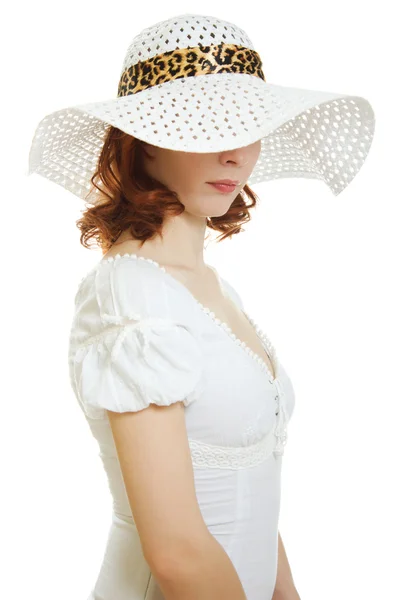 Chica en el sombrero blanco ocultando sus ojos — Foto de Stock