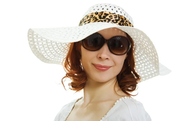Счастливая красивая сексуальная молодая женщина в солнечных очках — стоковое фото