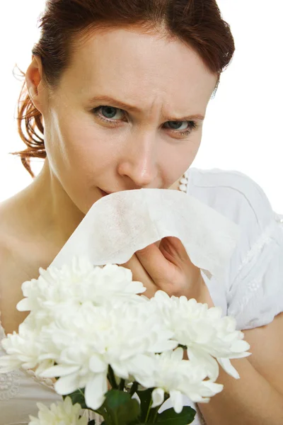 흰색 배경 위에 봄 꽃 알레르기 재채기 하는 데 젊은 여자 — 스톡 사진