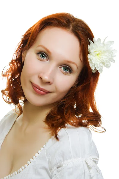 Genç güzel kadın yüzü onun tüyleri beyaz zemin üzerinde bir çiçek ile sağlıklı bir cilt. — Stok fotoğraf