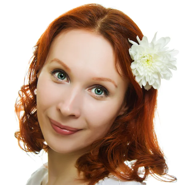 Pelle sana di giovane bella donna faccia con un fiore nei suoi capelli su uno sfondo bianco . — Foto Stock