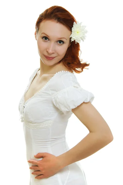 Pelle sana di giovane bella donna faccia con un fiore nei suoi capelli su uno sfondo bianco . — Foto Stock
