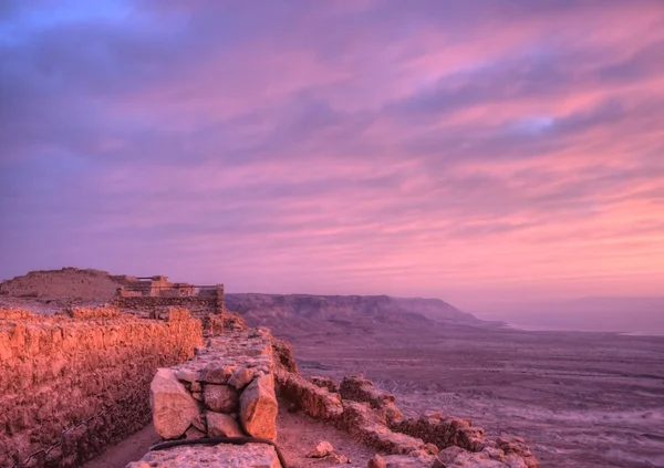 马萨达堡垒和死海日出在以色列朱迪亚沙漠旅游 — 图库照片