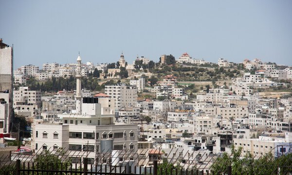 Hebron city diveded between jews and arabs