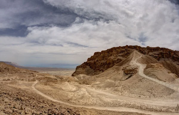 Масада, фортеця і палац царя Ірода та в Ізраїлі юдейські пустеля подорожі — стокове фото