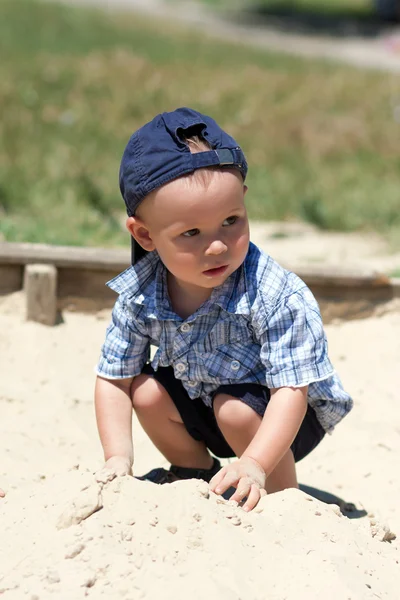 Chłopiec w piaskownicy — Zdjęcie stockowe