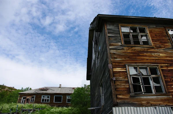 Verlaten huis in een militaire stad — Stockfoto