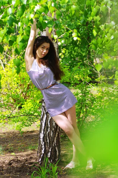 Hermosa chica en un jardín de verano —  Fotos de Stock