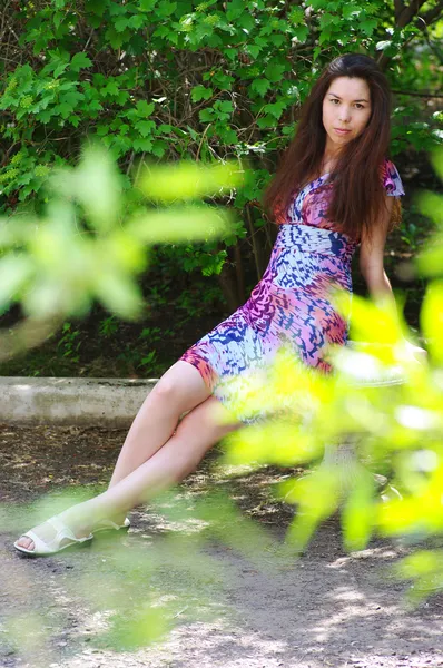 Bella ragazza in un giardino estivo — Foto Stock