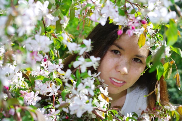 Portret pięknej dziewczyny, wśród kwiatów — Zdjęcie stockowe
