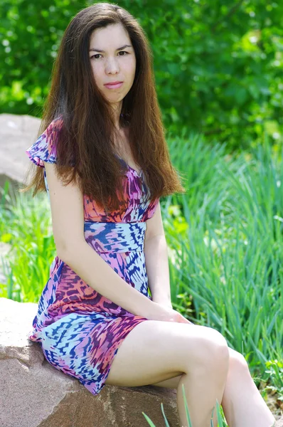 Güzel bir kız bir yaz bahçesinde — Stok fotoğraf