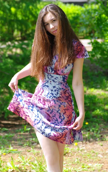 Красивая девушка в летнем саду — стоковое фото