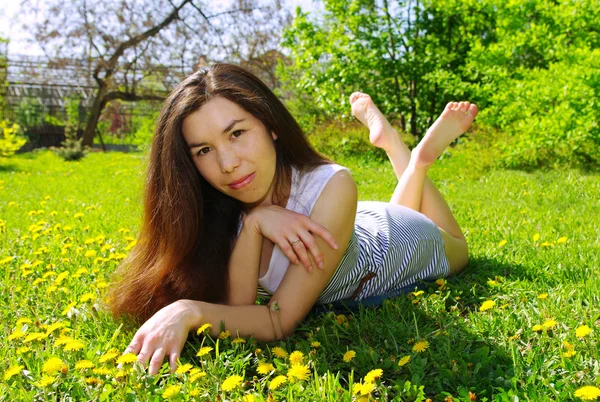 Bella ragazza in un giardino estivo — Foto Stock
