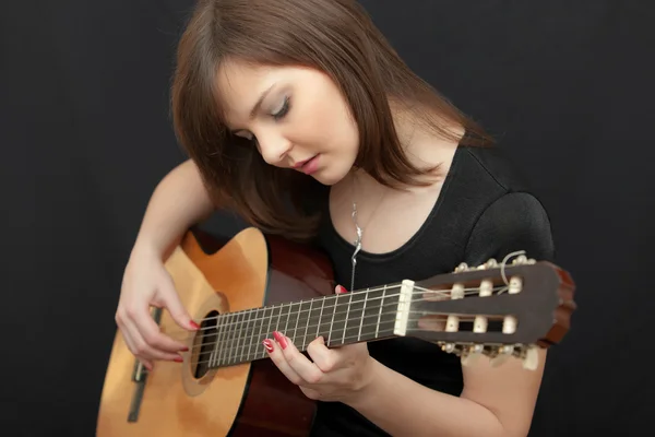 女孩玩上一把吉他 — 图库照片