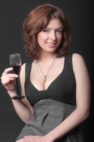 Flicka med ett glas rött vin — Stockfoto
