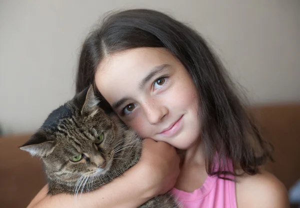 Dívka s oblíbenou kočkou — Stock fotografie