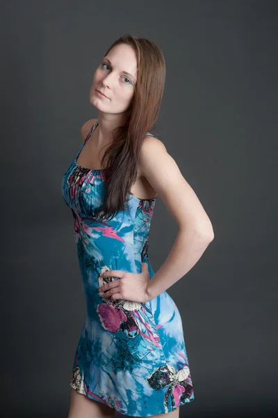Mädchen in einem hellen Kleid — Stockfoto