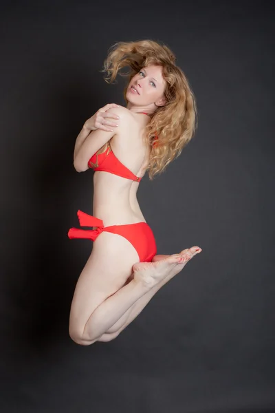 Hoppa i bikini — Stockfoto