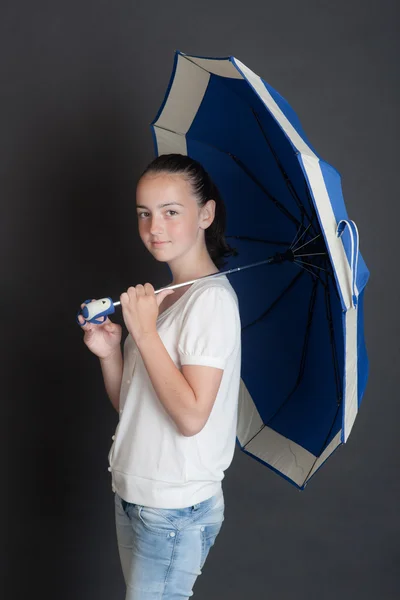 Dziewczyna z ciemny niebieski parasol — Zdjęcie stockowe