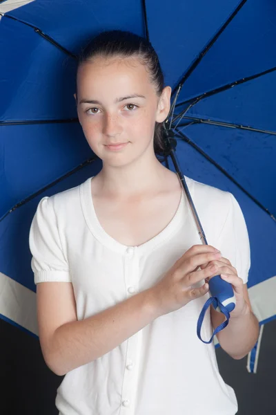 Портрет против зонта — стоковое фото