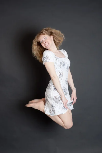 Веселая девушка в прыжке — стоковое фото