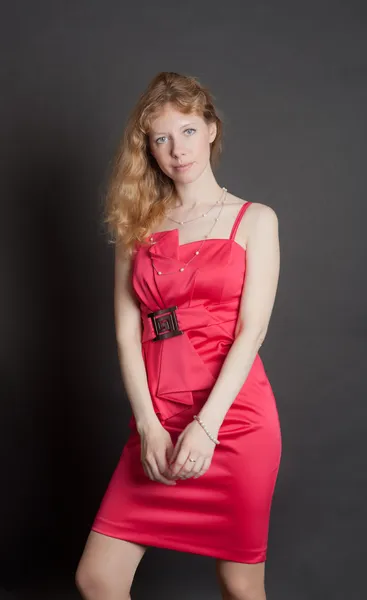 赤いドレスの女の子 — ストック写真