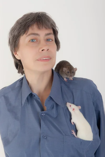 Mulher com pequenos ratos — Fotografia de Stock