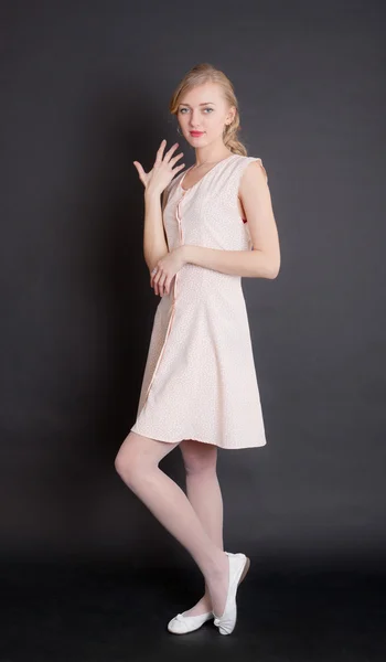 Blondin i en ljus klänning — Stockfoto
