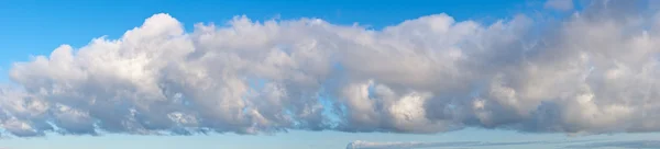 Panorama över en stor cumulus-moln — Stockfoto