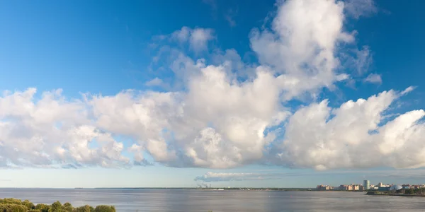 La grande nube sul golfo — Foto Stock