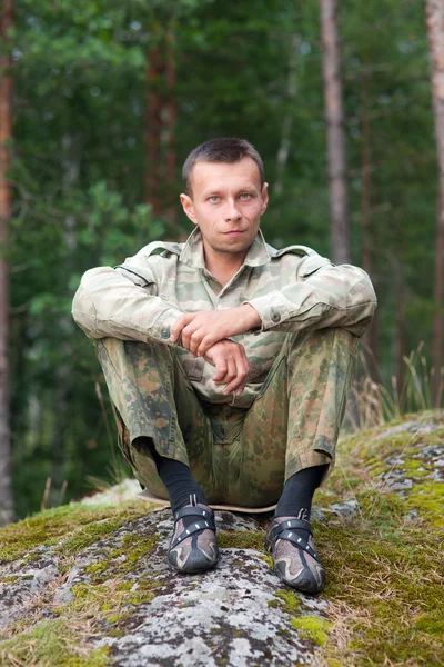 Mannen i ett kamouflage — Stockfoto