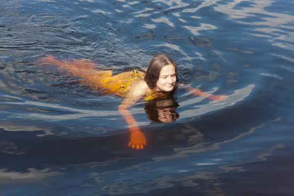 The girl swims — Stock Photo, Image