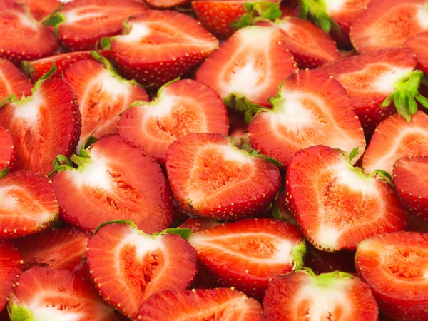 Frisch geschnittene Erdbeeren Hintergrund — Stockfoto