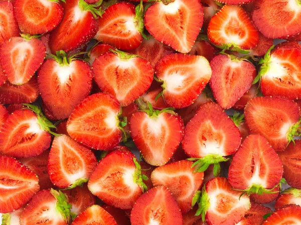 Φρέσκες φράουλες σε φέτες καλοκαίρι φόντο — Φωτογραφία Αρχείου