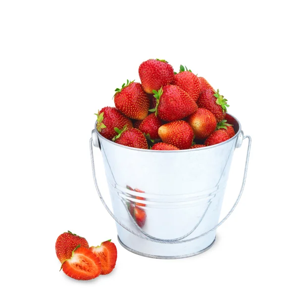 美丽的草莓，装在桶里，用白色隔开 — 图库照片