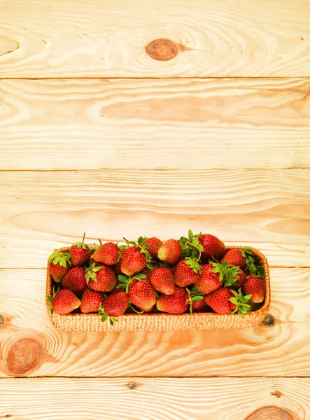 Erdbeere auf Holz Hintergrund selektiven Fokus. Frische Bio-Lebensmittel. — Stockfoto